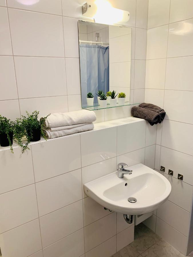 Direkte Uninaehe: Ferienwohnung Mit Grossem Doppelbett, Kuechenzeile Und Neu Renoviertem Badezimmer Homburg  Exteriér fotografie